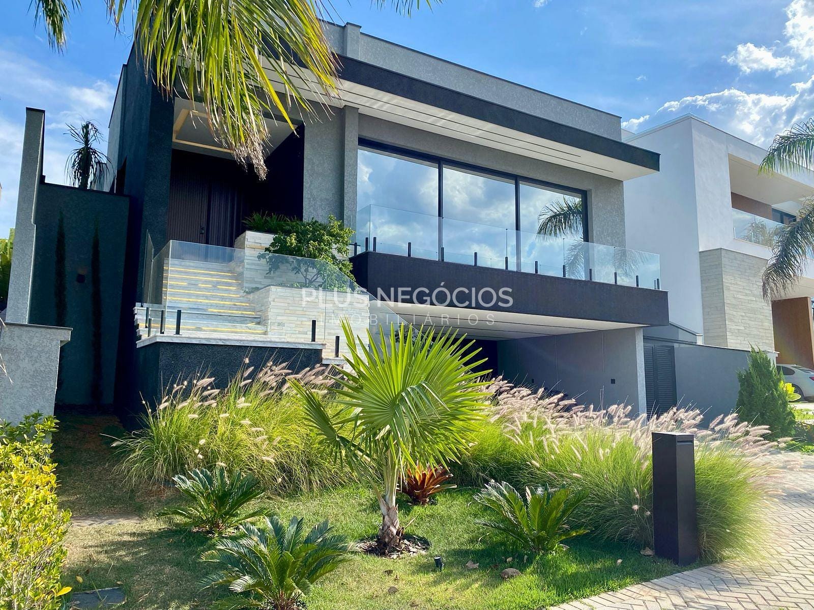 Casa à venda e aluguel com 3 quartos, 330m² - Foto 1