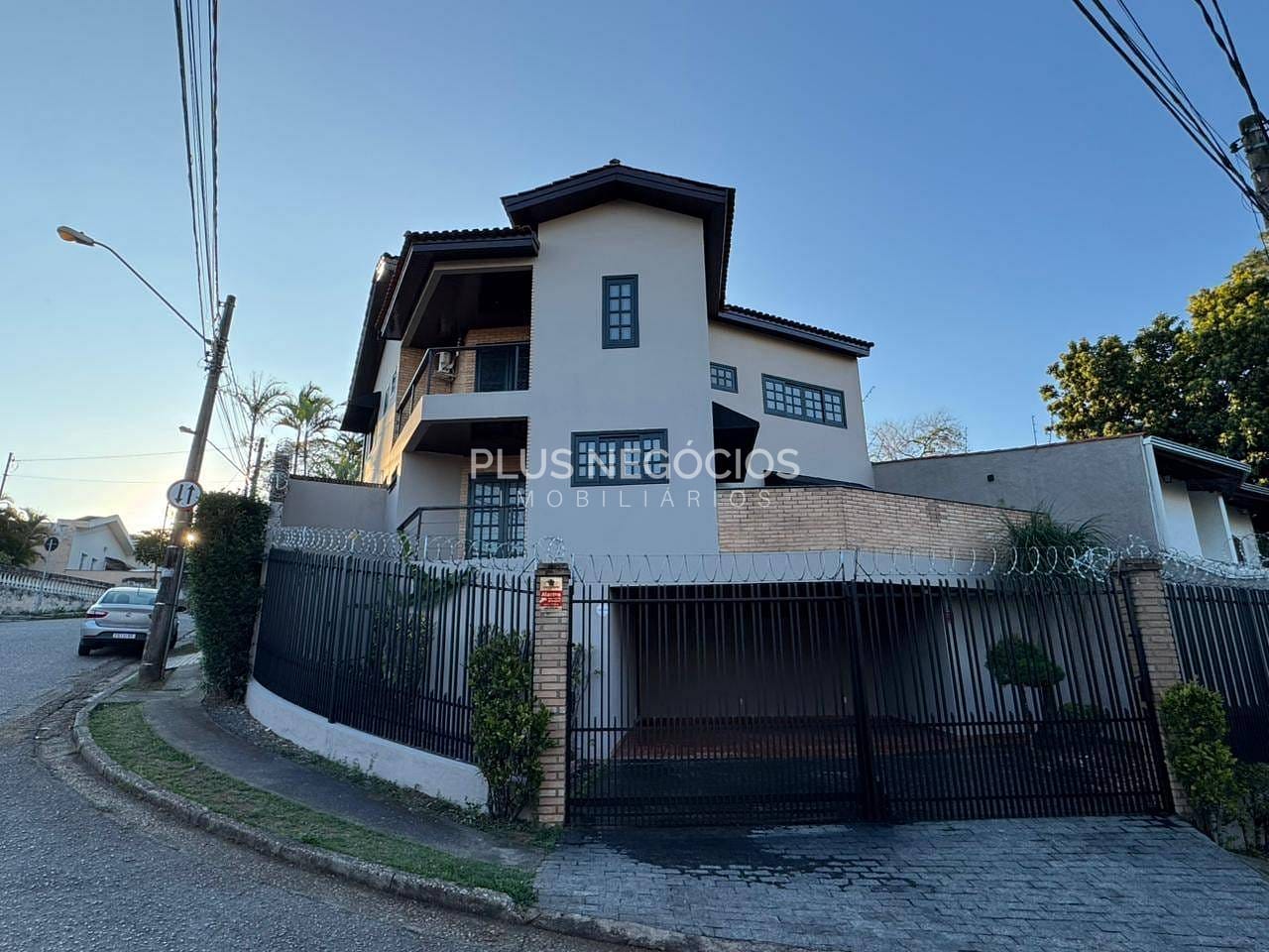 Casa para alugar com 7 quartos, 312m² - Foto 2