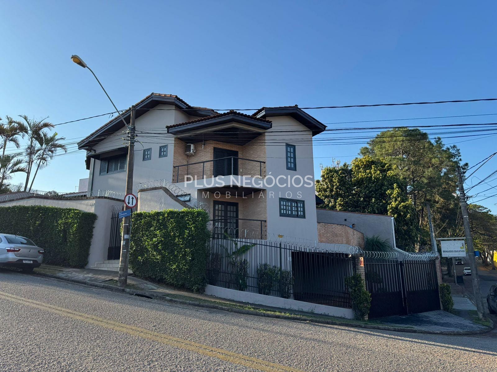 Casa para alugar com 7 quartos, 312m² - Foto 1