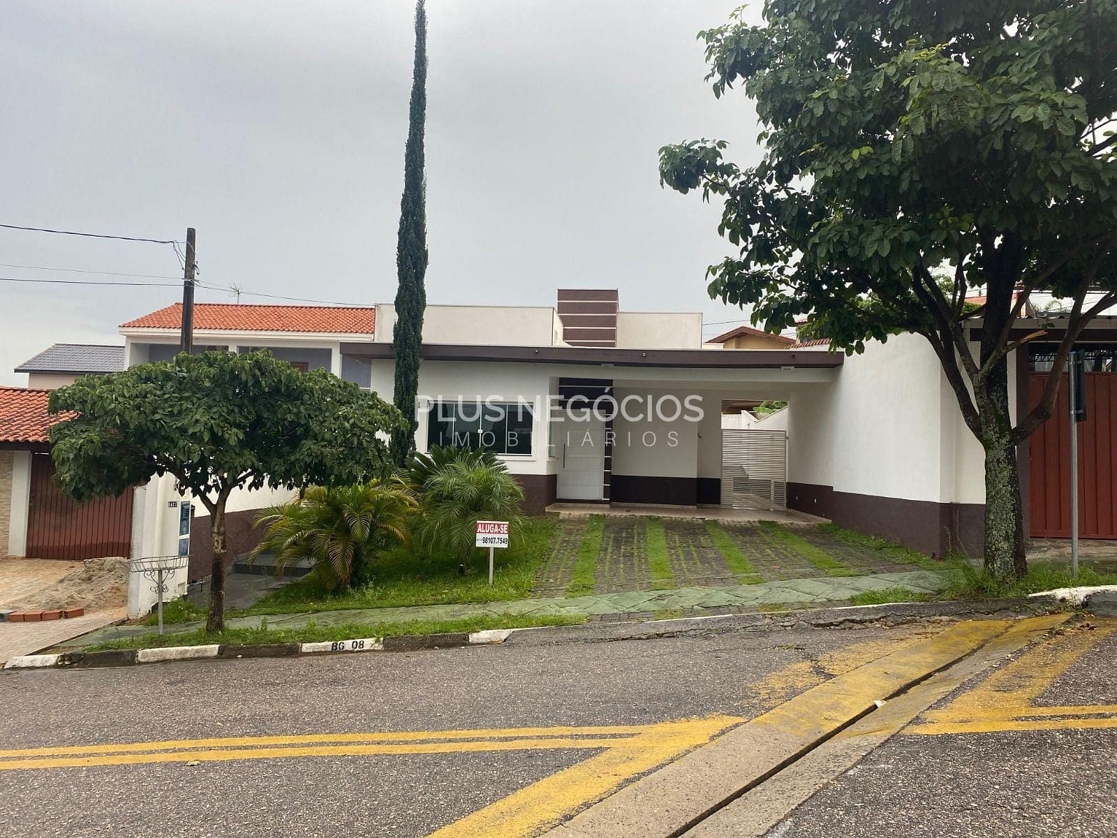 Casa para alugar com 3 quartos, 180m² - Foto 1