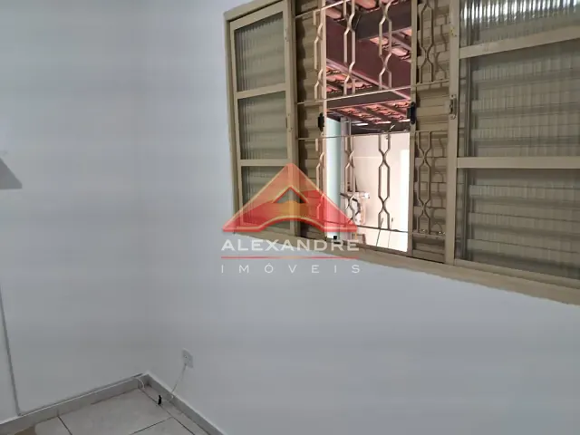 Casa 3 quartos e 2 banheiros, à venda, no bairro Monte Castelo em São José dos Campos