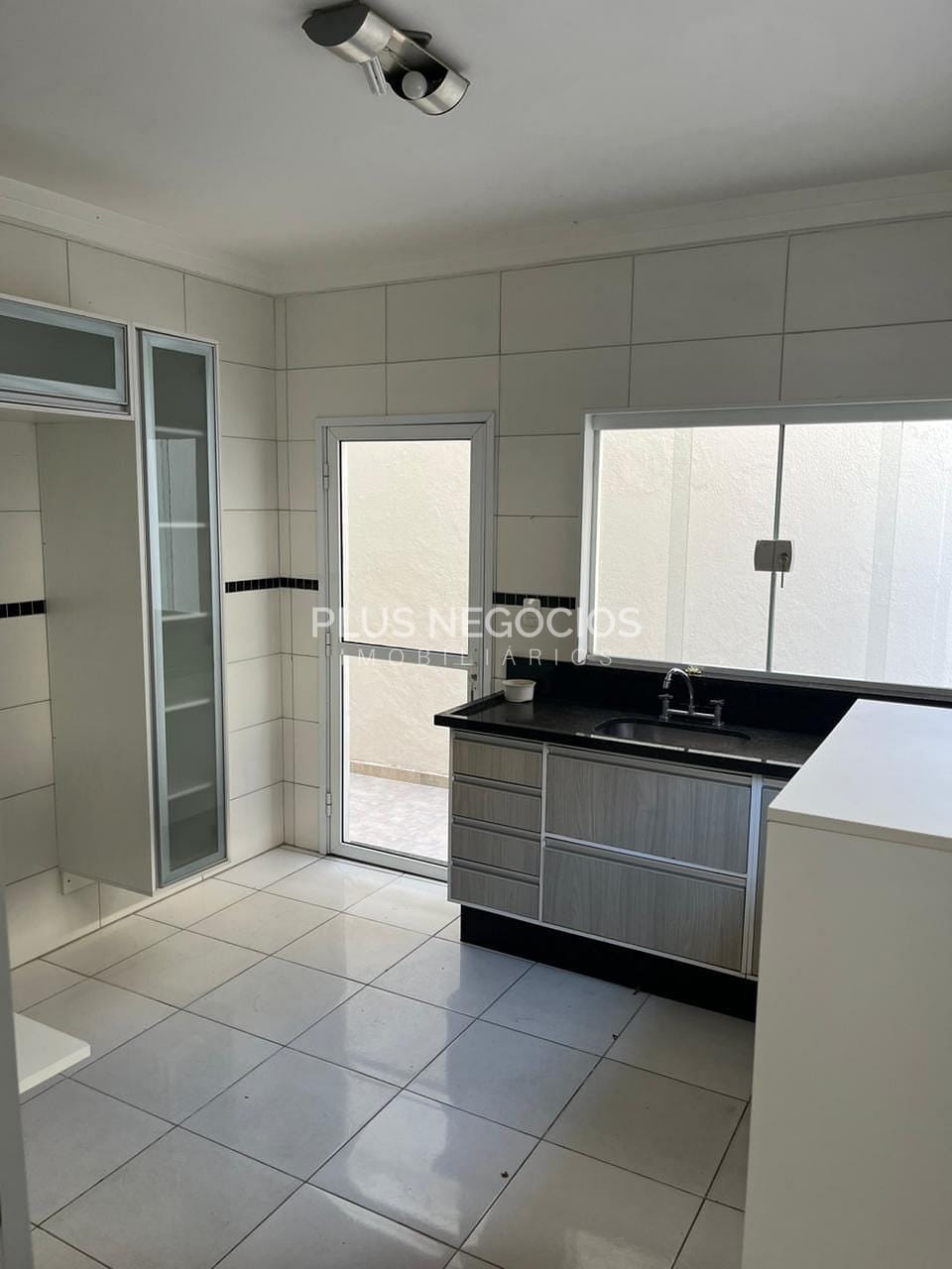 Casa, 4 quartos, 220 m² - Foto 1