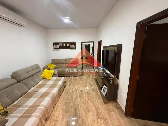 Casa 5 quartos e 3 banheiros, à venda, no bairro Vila São Pedro em São José dos Campos