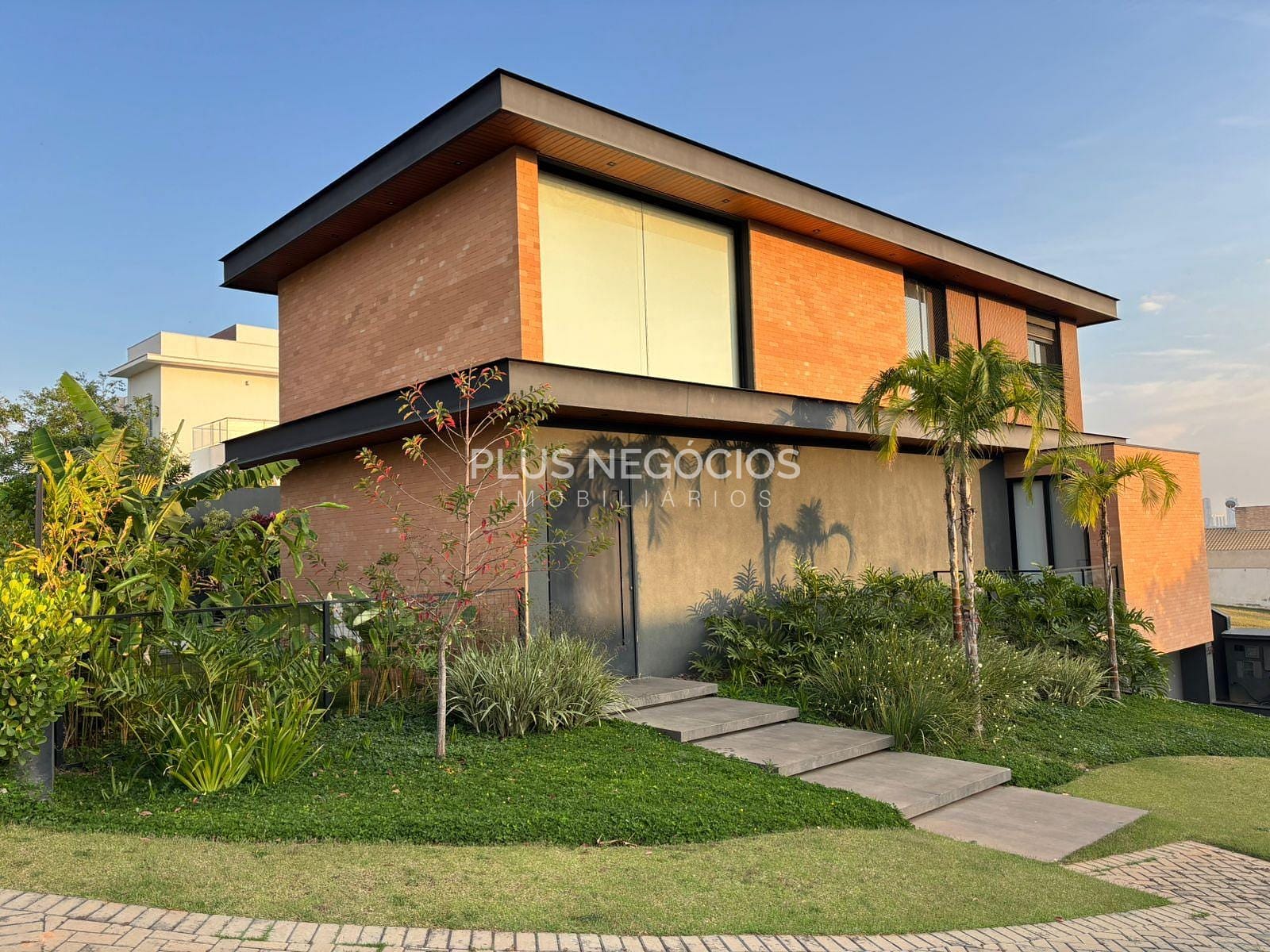 Casa à venda e aluguel com 4 quartos, 344m² - Foto 1