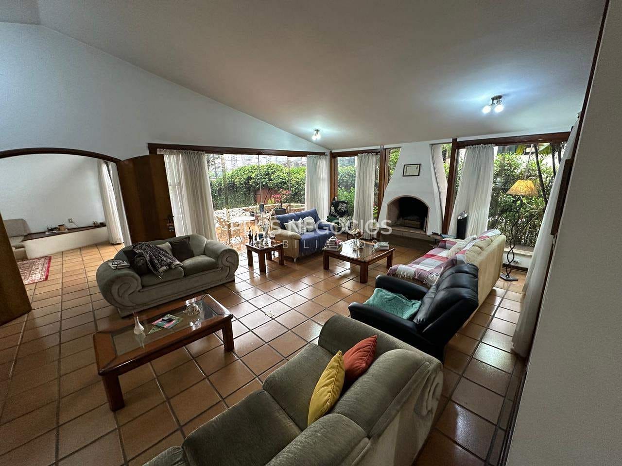 Casa, 4 quartos, 366 m² - Foto 1