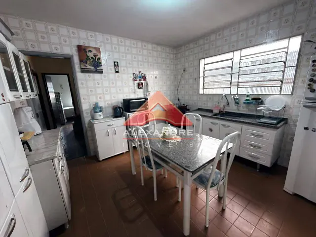 Casa com 300m² 3 quartos e 2 banheiros, à venda, no bairro Vila Industrial em São José dos Campos