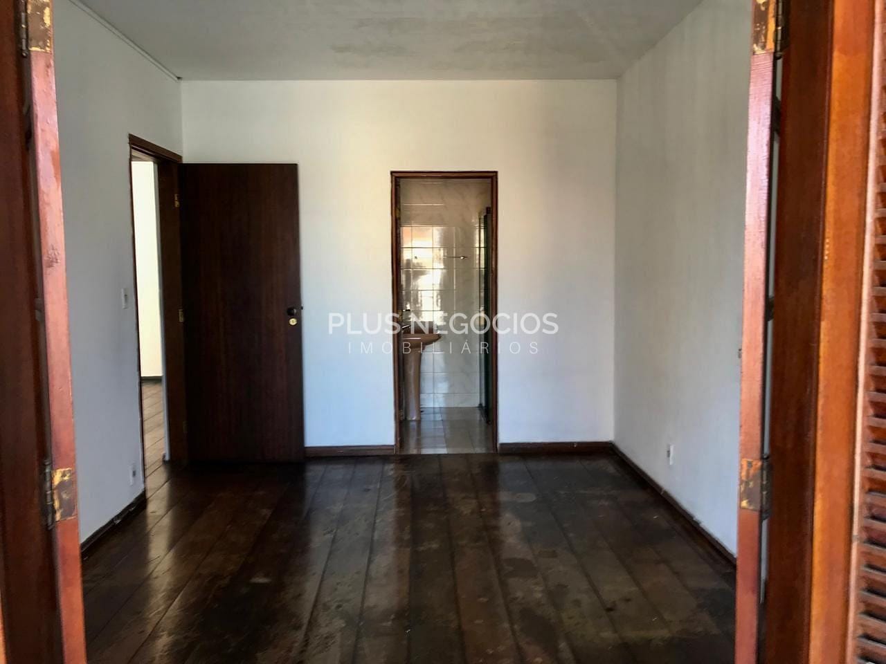 Casa à venda e aluguel com 4 quartos, 300m² - Foto 2