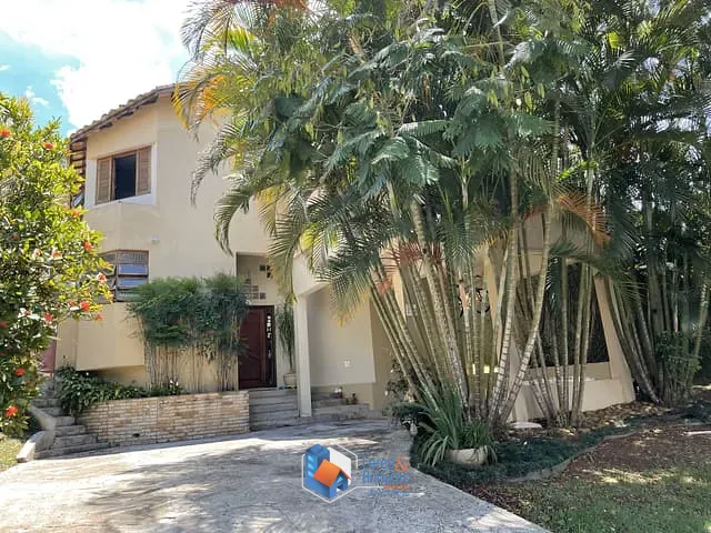 Casa com 1100m² 3 quartos e 5 banheiros, à venda, no bairro Parque Dom Henrique em Cotia