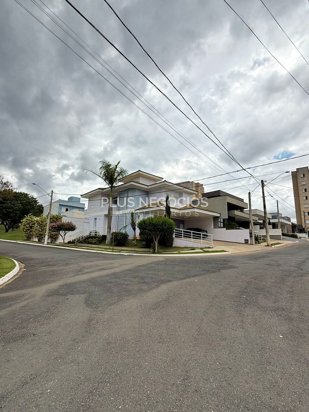 Casa, 4 quartos, 290 m² - Foto 1