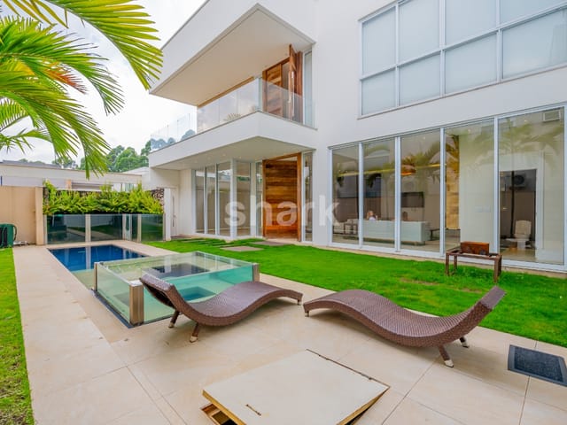 Casa com 500m² 4 quartos e 5 banheiros, à venda ou para alugar, no bairro Tamboré em Barueri