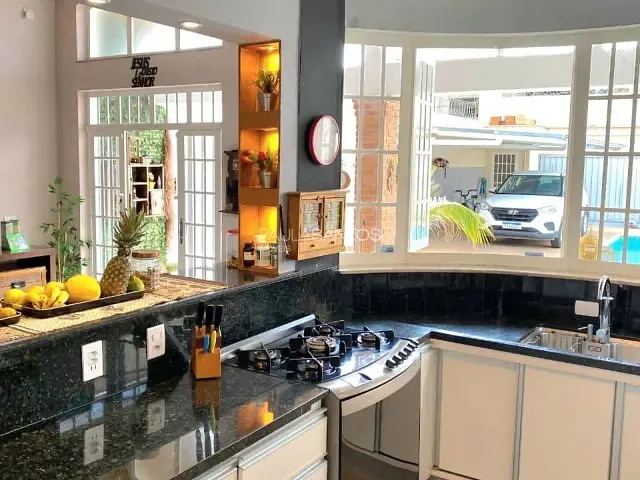Casa com 300m² 3 quartos e 3 banheiros, à venda, no bairro Jardim Leocádia em Sorocaba