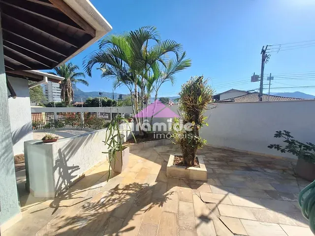 Casa com 592m² 3 quartos e 3 banheiros, à venda, no bairro Indaiá em Caraguatatuba