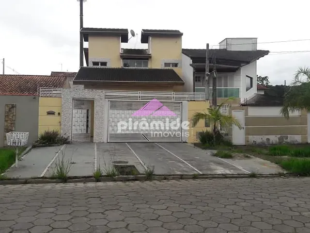 Casa com 300m² 3 quartos e 4 banheiros, à venda, no bairro Martim de Sá em Caraguatatuba