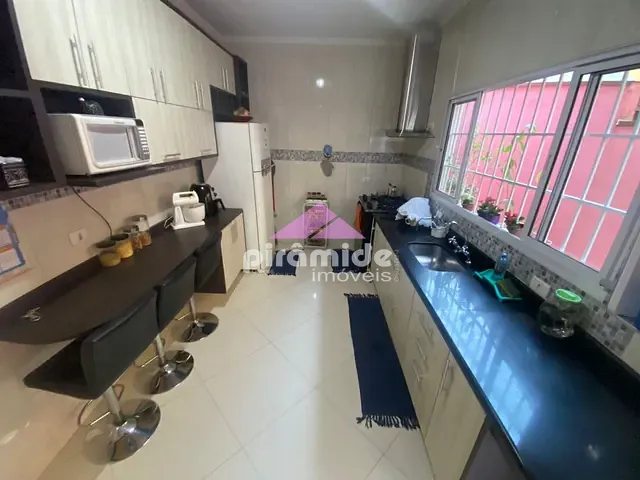 Casa com 250m², à venda, no bairro Bosque dos Eucaliptos em São José dos Campos