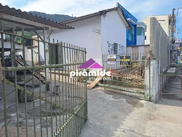 Casa com 550m² 5 quartos e 3 banheiros, à venda, no bairro Centro em Caraguatatuba