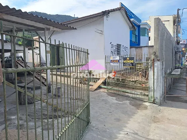 Casa com 550m² 5 quartos e 3 banheiros, à venda, no bairro Centro em Caraguatatuba