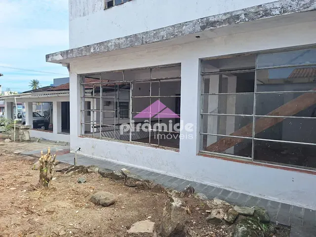 Casa com 550m² 5 quartos e 3 banheiros, à venda, no bairro Centro em Caraguatatuba