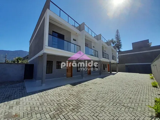 Casa com 120m² 2 quartos e 3 banheiros, à venda, no bairro Jardim Mariella em Caraguatatuba