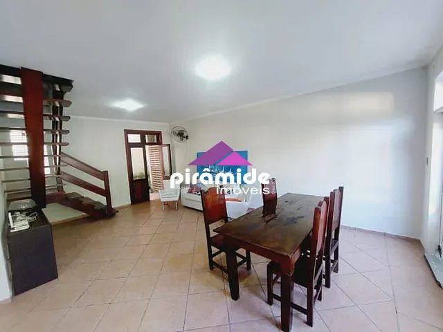 Casa com 209m² 5 quartos e 2 banheiros, à venda, no bairro Martim de Sá em Caraguatatuba