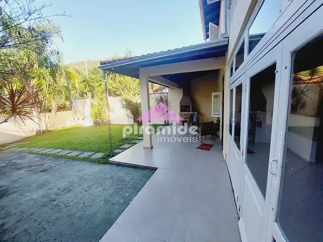 Casa com 209m² 5 quartos e 2 banheiros, à venda, no bairro Martim de Sá em Caraguatatuba