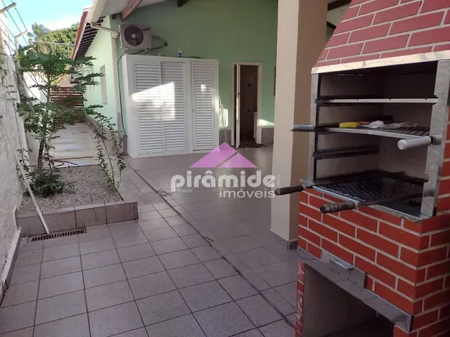 Casa com 448m² 2 quartos e 3 banheiros, para alugar, no bairro Centro em Caraguatatuba