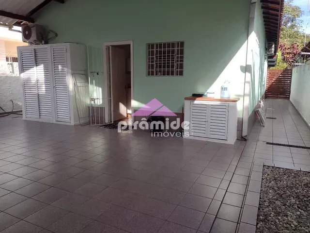 Casa com 448m² 2 quartos e 3 banheiros, para alugar, no bairro Centro em Caraguatatuba