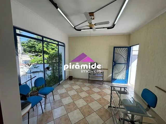Casa com 303m² 3 quartos e 2 banheiros, à venda, no bairro Jardim das Indústrias em São José dos Campos