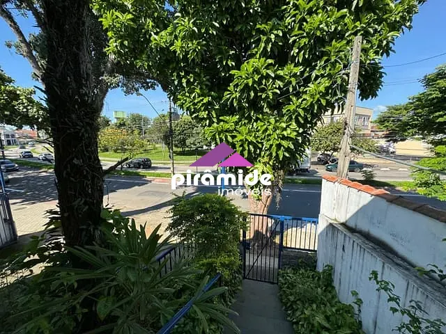 Casa com 303m² 3 quartos e 2 banheiros, à venda, no bairro Jardim das Indústrias em São José dos Campos