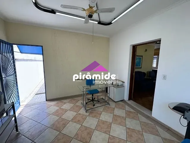 Casa com 303m² 3 quartos e 2 banheiros, à venda, no bairro Jardim das Indústrias em São José dos Campos