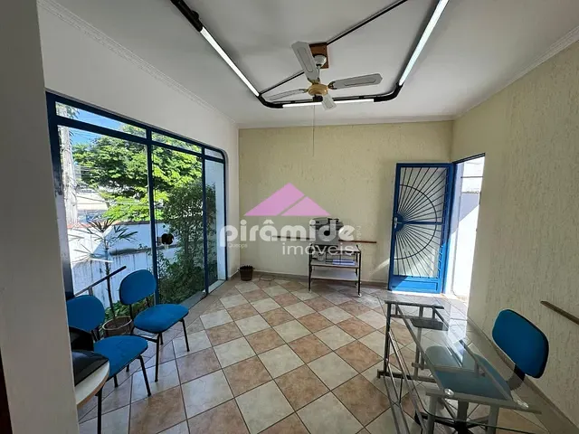 Casa com 303m² 3 quartos e 2 banheiros, à venda, no bairro Jardim das Indústrias em São José dos Campos