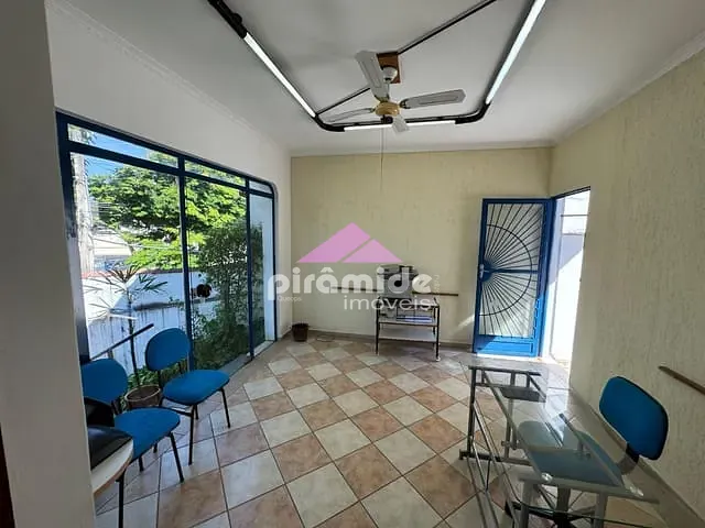 Casa com 303m² 3 quartos e 2 banheiros, à venda, no bairro Jardim das Indústrias em São José dos Campos