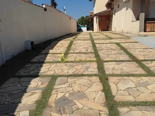 Casa com 1271m² 3 quartos e 4 banheiros, à venda, no bairro Socorro em Pindamonhangaba