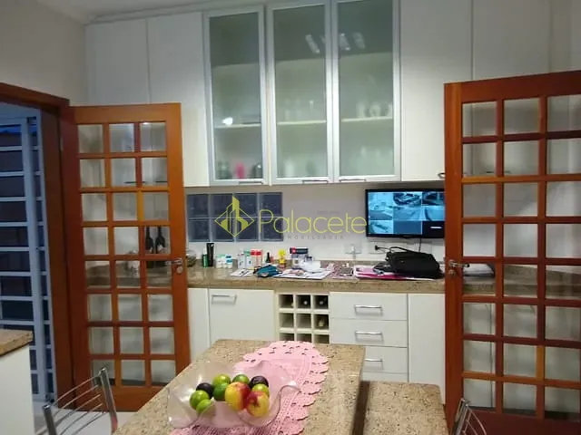 Casa com 250m² 3 quartos e 5 banheiros, à venda, no bairro Jardim Maria Augusta em Taubaté