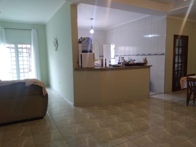Casa com 300m² 2 quartos e 3 banheiros, à venda, no bairro Jardim dos Estados em Taubaté