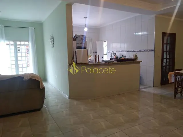 Casa com 300m² 2 quartos e 3 banheiros, à venda, no bairro Jardim dos Estados em Taubaté