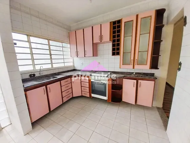 Casa com 250m² 3 quartos e 3 banheiros, para alugar, no bairro Jardim das Indústrias em São José dos Campos