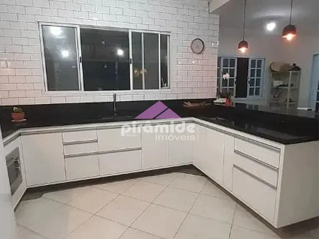 Casa com 450m² 3 quartos e 5 banheiros, à venda, no bairro Martim de Sá em Caraguatatuba