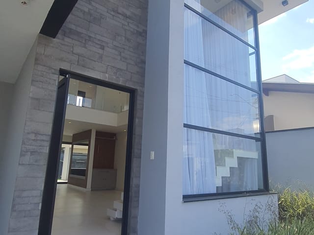 Casa com 300m² 3 quartos e 3 banheiros, à venda, no bairro Piracangaguá em Taubaté