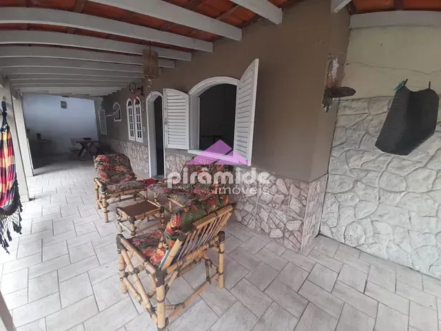 Casa com 250m² 4 quartos e 2 banheiros, à venda, no bairro Sumaré em Caraguatatuba