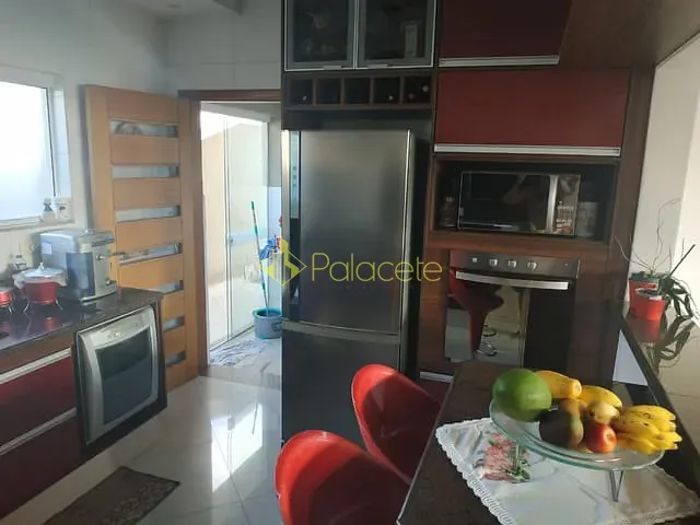 Casa com 250m² 4 quartos e 6 banheiros, à venda, no bairro Piracangaguá em Taubaté