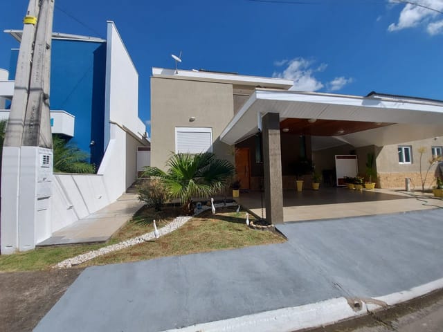 Casa com 500m² 4 quartos e 5 banheiros, à venda, no bairro Piracangaguá em Taubaté