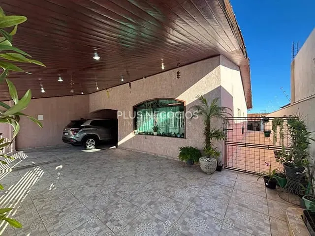 Casa com 300m² 3 quartos e 2 banheiros, à venda, no bairro Jardim Leocádia em Sorocaba
