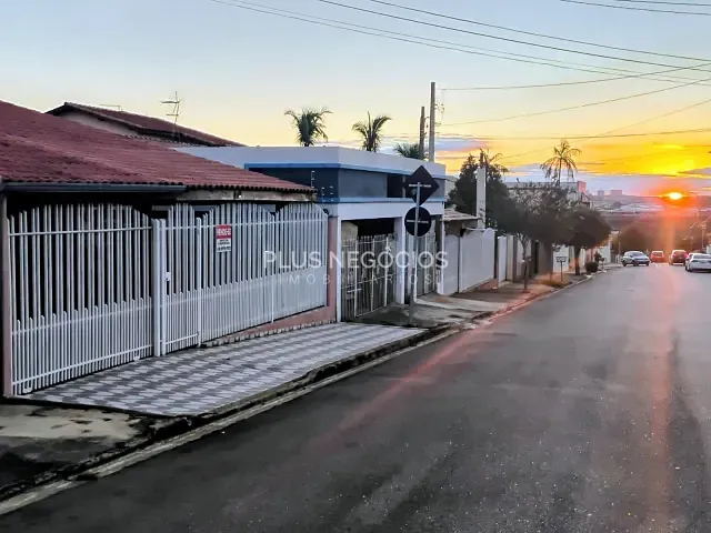 Casa com 300m² 3 quartos e 2 banheiros, à venda, no bairro Jardim Leocádia em Sorocaba