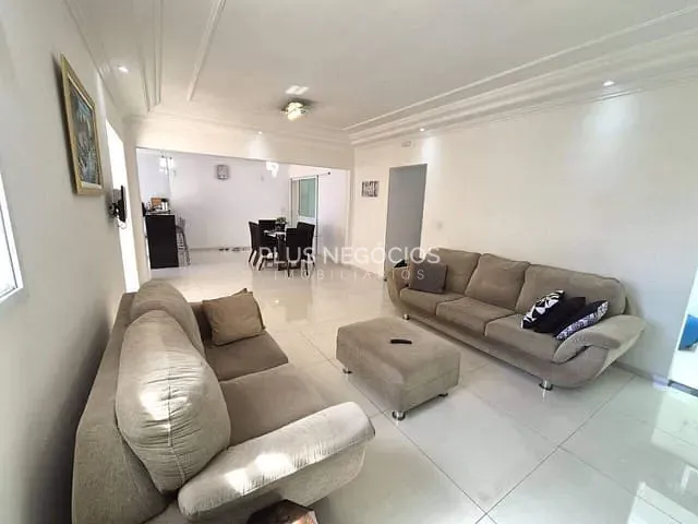 Casa com 300m² 4 quartos e 4 banheiros, à venda, no bairro Vila Augusta em Sorocaba