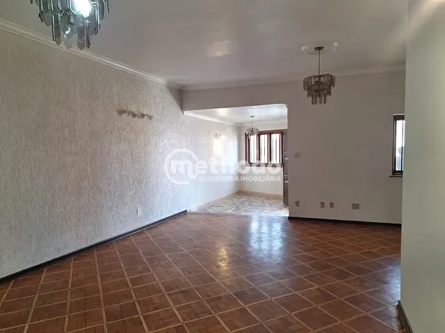 Casa com 252m² 3 quartos e 2 banheiros, à venda ou para alugar, no bairro Vila Itapura em Campinas