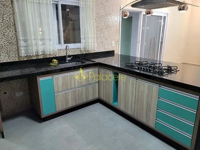 Casa com 250m² 3 quartos e 4 banheiros, à venda, no bairro Parque São Cristóvão em Taubaté
