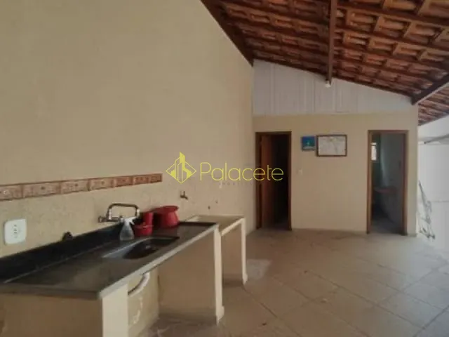 Casa com 250m² 2 quartos e 2 banheiros, à venda, no bairro Vila Suiça em Pindamonhangaba