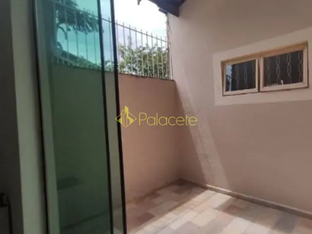Casa com 250m² 2 quartos e 2 banheiros, à venda, no bairro Vila Suiça em Pindamonhangaba