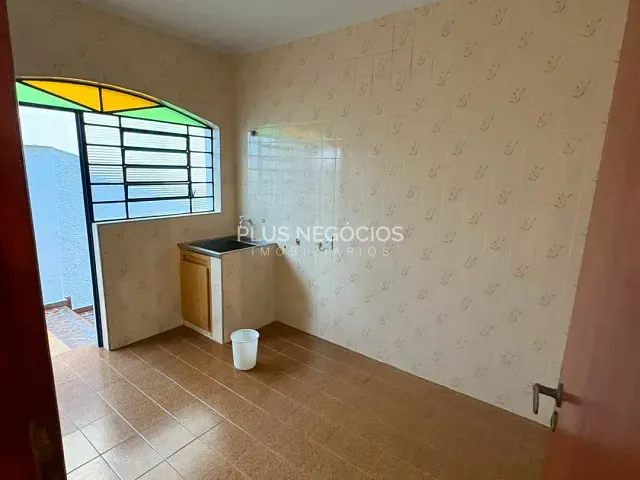 Casa com 300m² 3 quartos e 3 banheiros, para alugar, no bairro Jardim Faculdade em Sorocaba