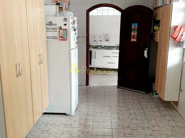 Casa com 210m² 3 quartos e 1 banheiro, à venda, no bairro Santa Rita em Aparecida